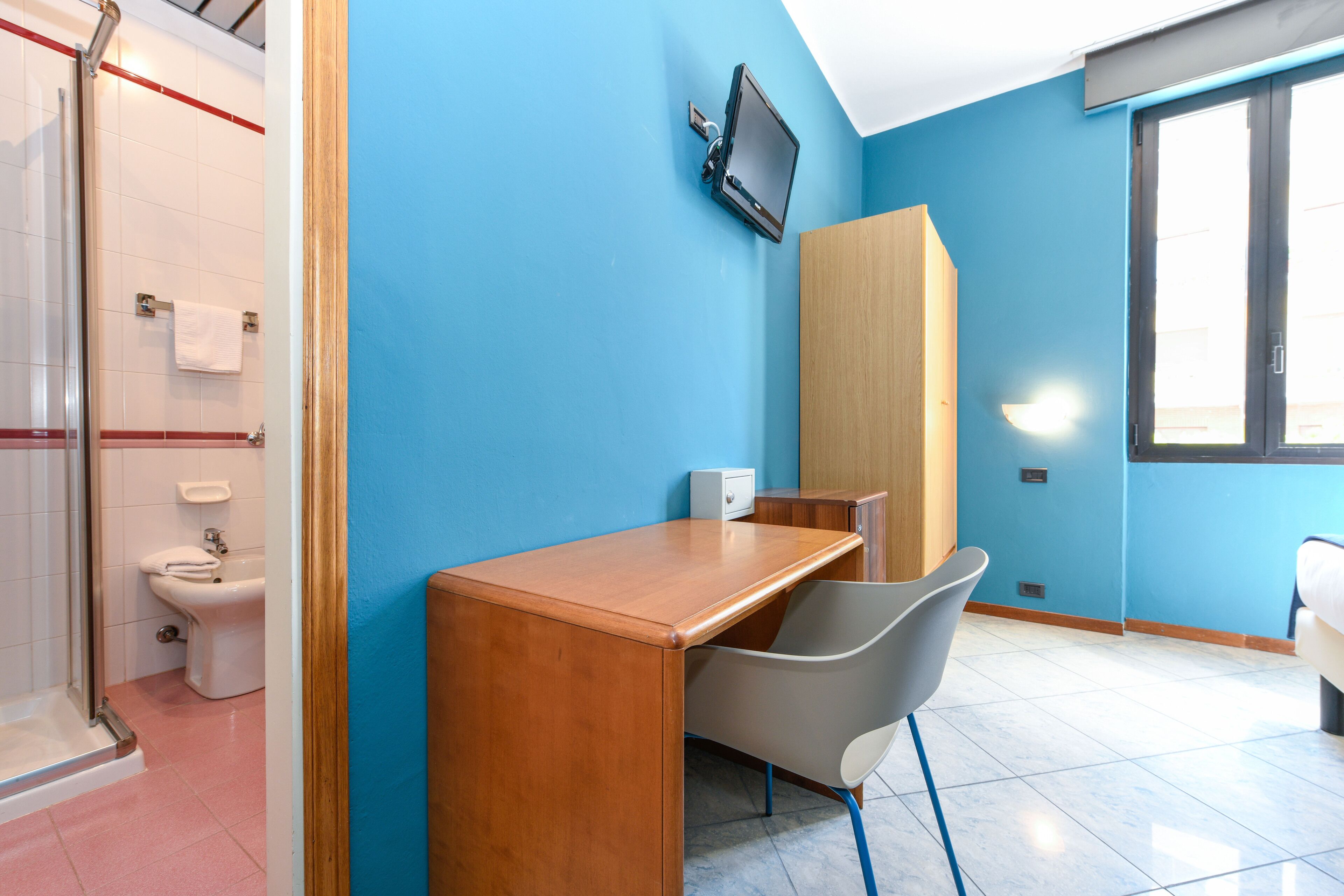 economy room | 1 bedroom, hypo-allergenic bedding, pillow-top beds, minibar