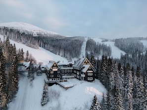 A large, multi-story lodge with a ski slope in the background. - Hotell Fjällgården Åre (Are)