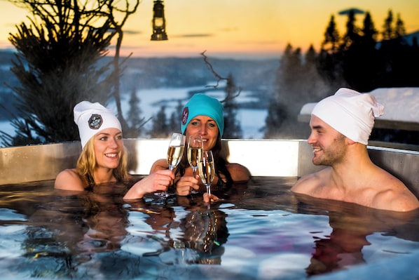 Outdoor spa tub