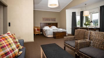 Deluxe Double or Twin Room, Lake View | Individually decorated, individually furnished, free WiFi, bed sheets