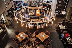 Se sirven desayunos, almuerzos y cenas (con vistas a la piscina)