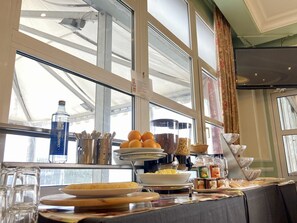 每日供应自助式早餐（每人 EUR 8）