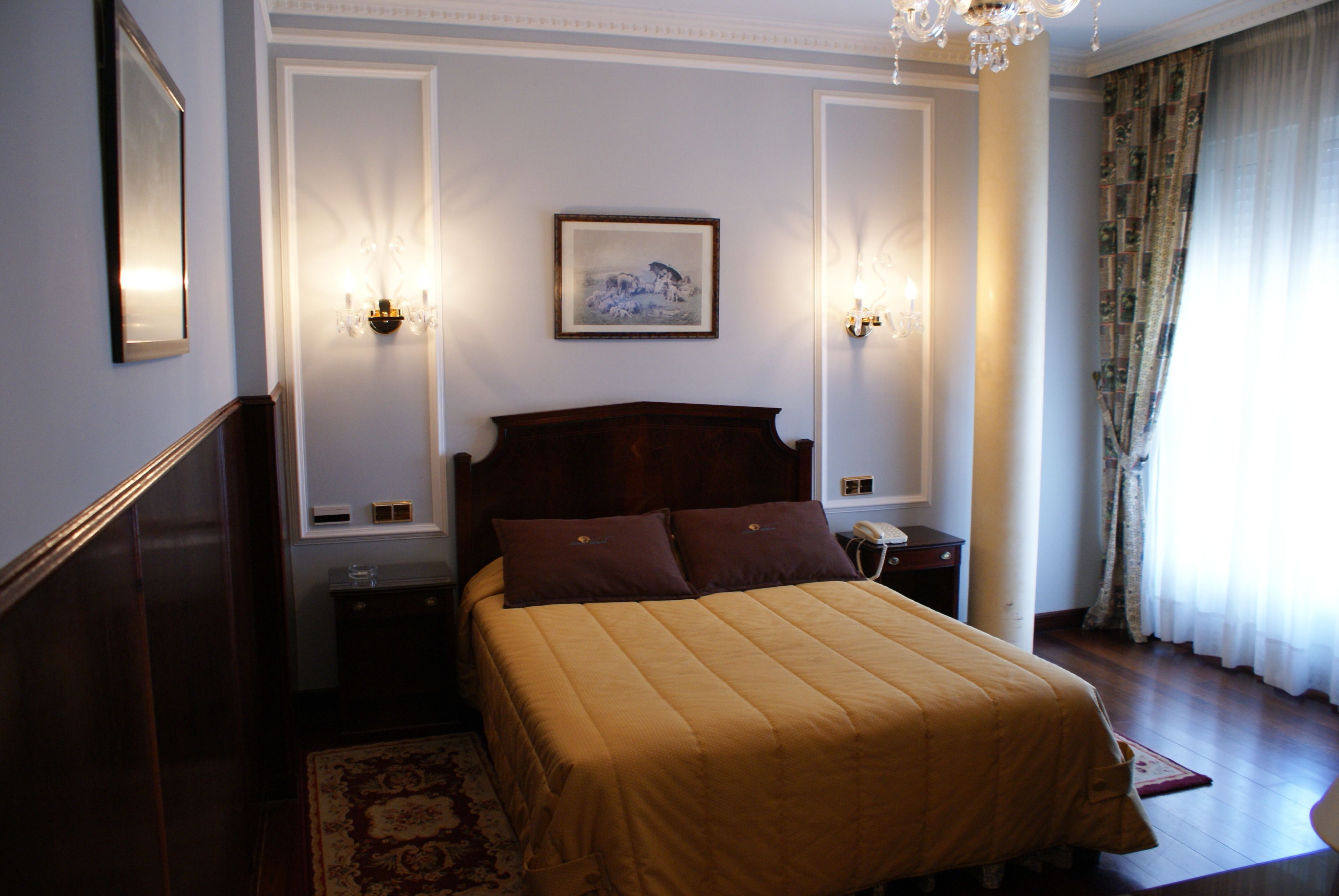 Double Room | In-room safe, desk, soundproofing, iron/ironing board