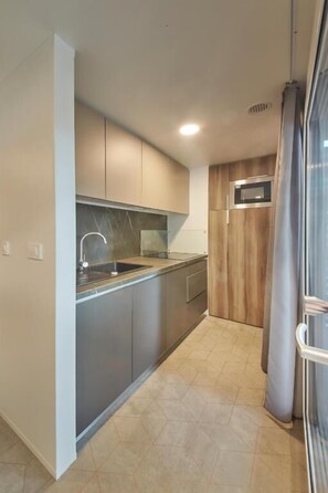 Mini-fridge, stovetop, cookware/dishes/utensils, freezer