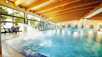 Kolam renang indoor dan kolam renang outdoor musiman
