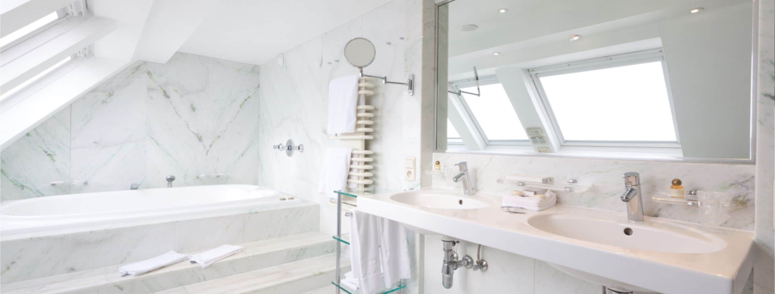 Deluxe suite | Badkamer | Een haardroger, badjassen, pantoffels