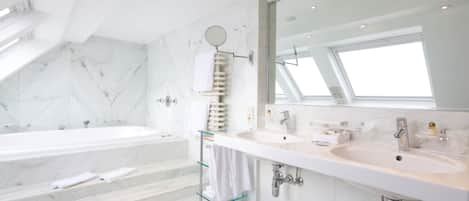 Suite Deluxe | Baño | Secadora de cabello, batas, pantuflas