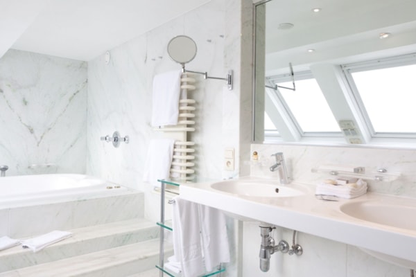 Deluxe Suite | Bathroom | Hair dryer, bathrobes, slippers