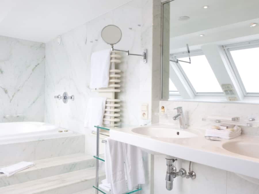 Suite Deluxe | Baño | Secador de pelo, albornoces y zapatillas
