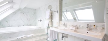 Suite Deluxe | Baño | Secador de pelo, albornoces y zapatillas