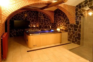 Indoor spa tub - Hotel Restaurace Wellness Gondola (Plzen)