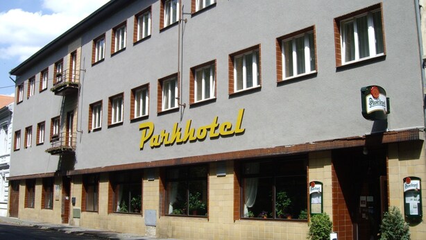 Een gebouw met twee verdiepingen, met daarop het bord 'Parkhotel'.