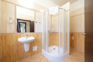 Ducha, secador de pelo, toallas, jabón