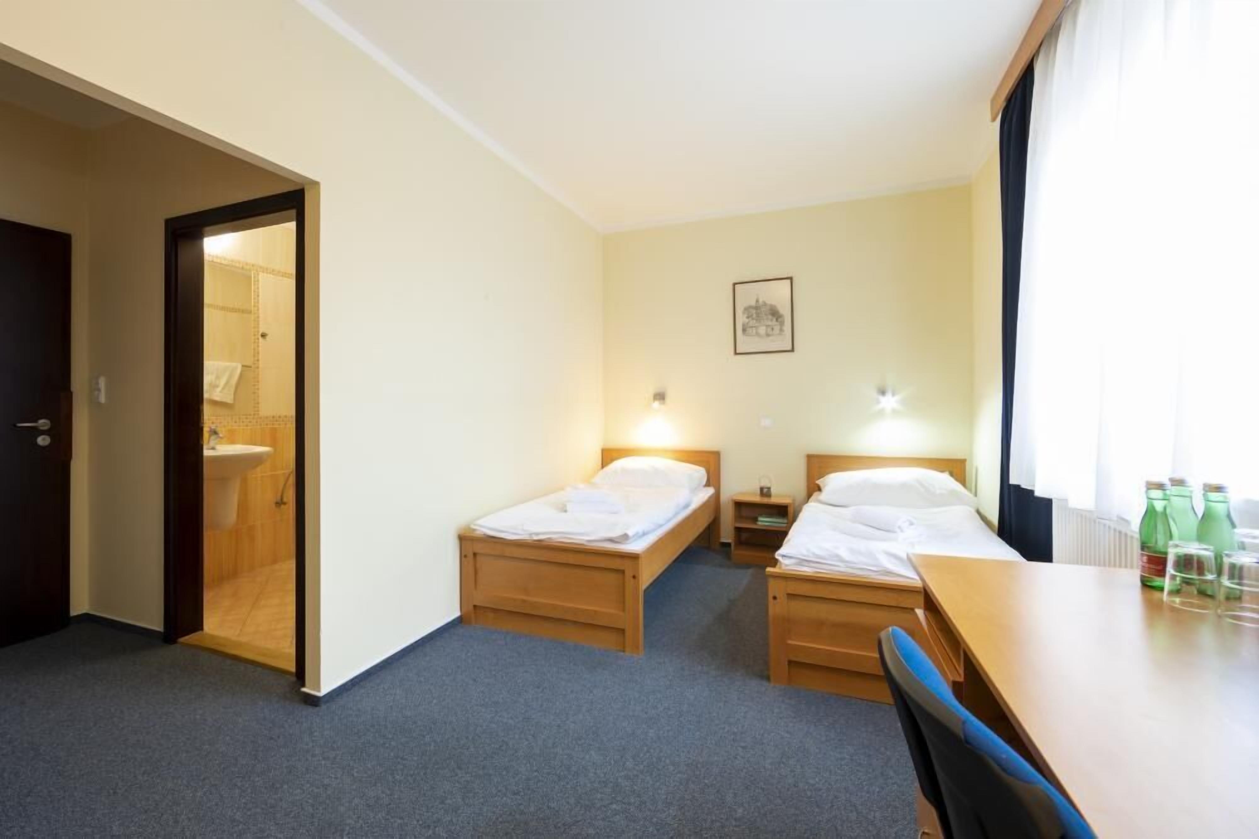 Basic Twin Room, 1 Bedroom, Garden View | Hypo-allergenic bedding, desk, free WiFi, bed sheets