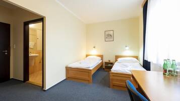 Phòng 2 giường đơn cơ bản, 1 phòng ngủ, quang cảnh vườn | Bộ đồ giường kháng dị ứng, bàn, truy cập Internet không dây miễn phí