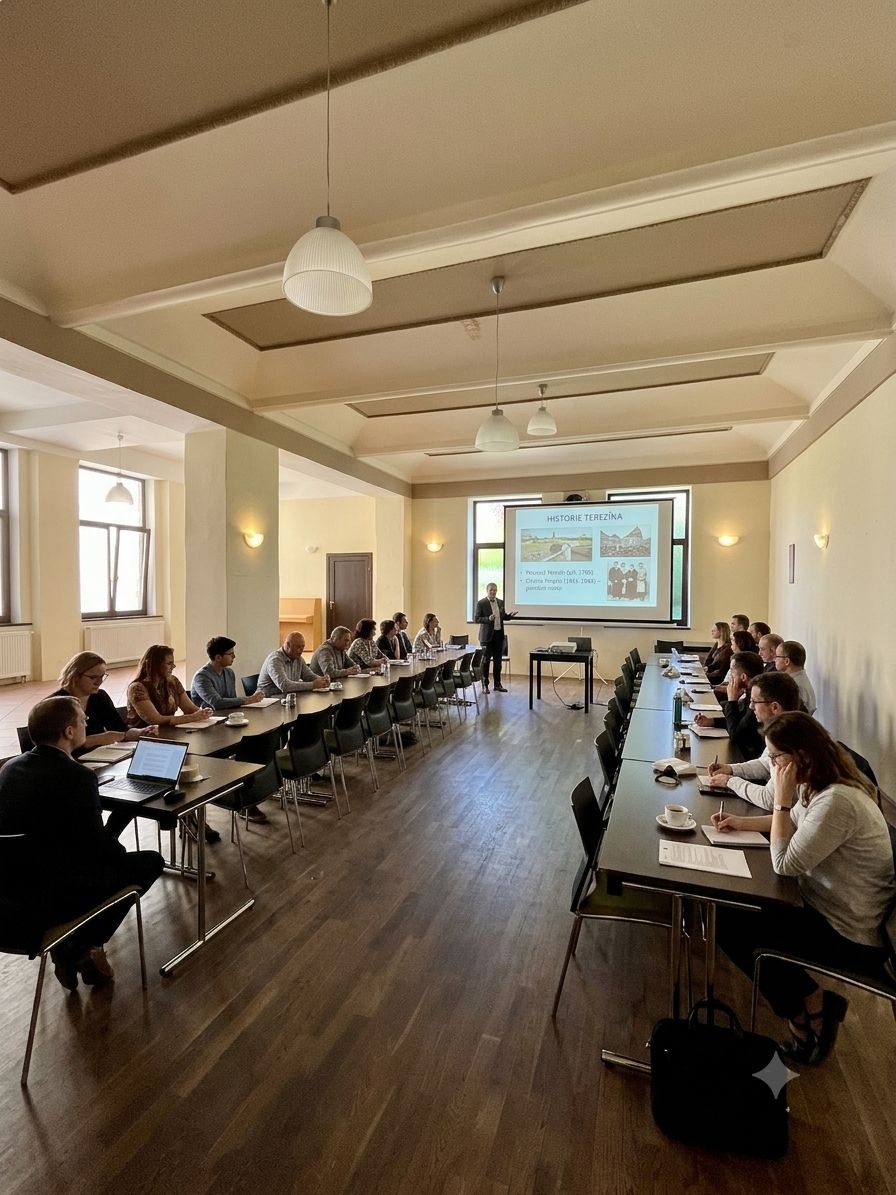 Une salle de conférence équipée d’une longue table, de chaises, d’un écran de projection et d’un présentateur.