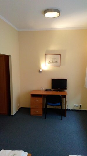 防过敏的被褥、办公桌、免费 WiFi、床单