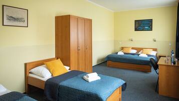 Quadruple Room | Hypo-allergenic bedding, desk, free WiFi, bed sheets