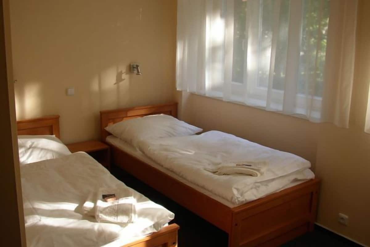 Triple Room | Desk, rollaway beds, free WiFi, bed sheets