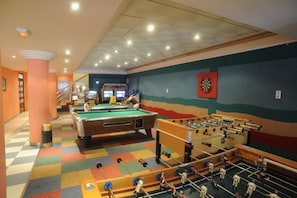 A recreational area with pool tables, a foosball table, and arcade games. - Alone (Finestrat)