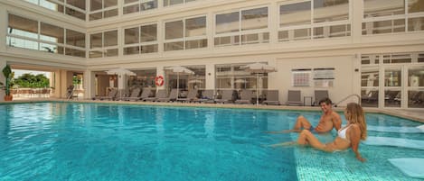 Piscine extérieure, parasols de plage, chaises longues