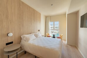 Minibaari, tallelokero huoneessa, työpöytä, pimennysverhot