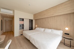 Minibar, Zimmersafe, Schreibtisch, Verdunkelungsvorhänge