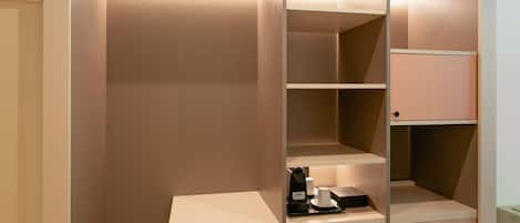 Ein begehbarer Kleiderschrank mit mehreren Regalen und einer integrierten Schreibtischzeile.