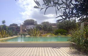 สระว่ายน้ำกลางแจ้ง