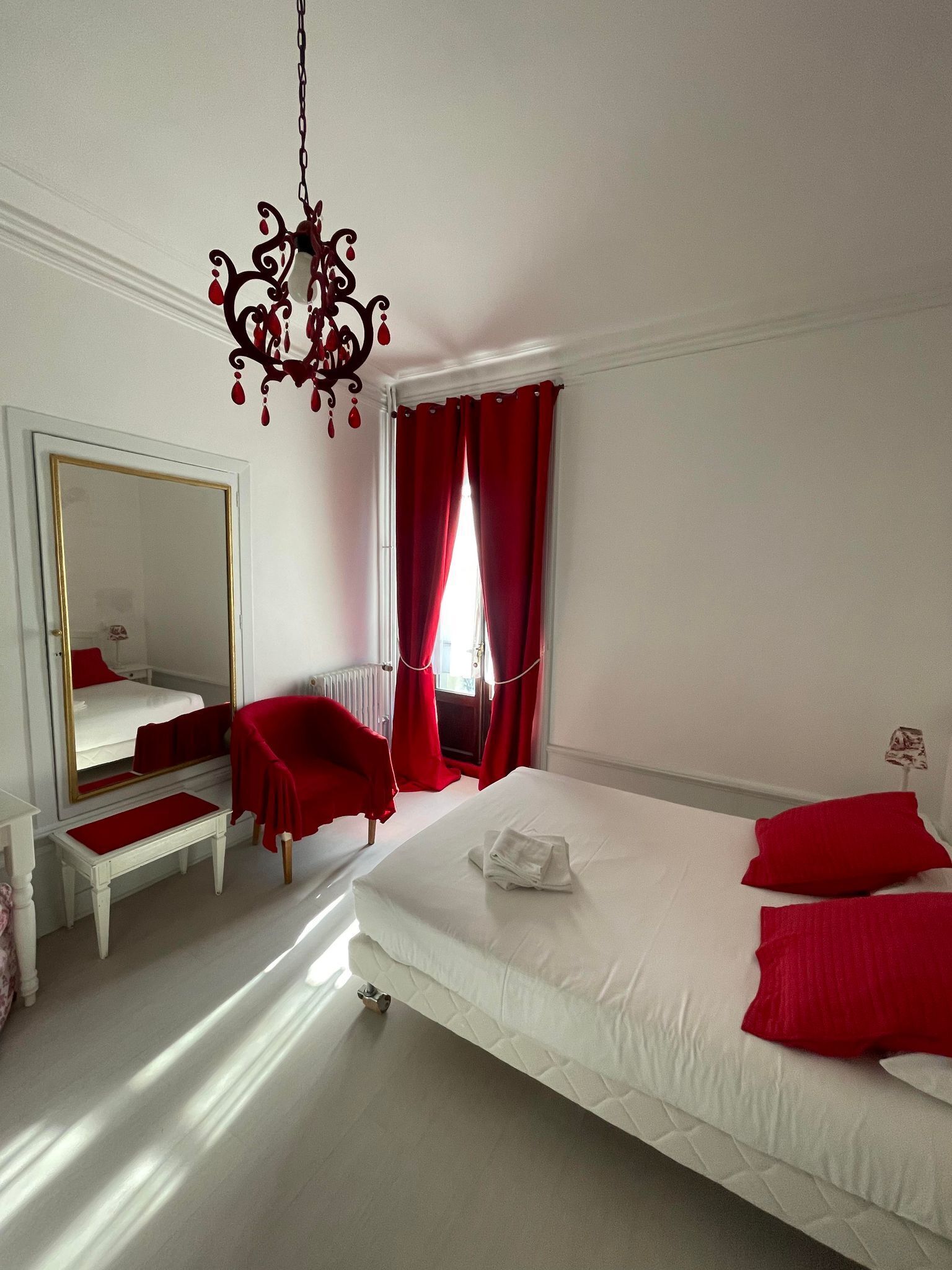 Chambre Double Confort | Minibar, bureau, rideaux occultants, fer et planche à repasser