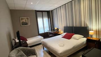Minibar, escritorio, cortinas blackout y tabla de planchar con plancha
