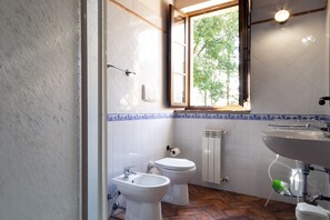 Comfort appartement, 2 slaapkamers, uitzicht op tuin, op benedenverdieping | Badkamer | Een douche, gratis toiletartikelen, een haardroger, een bidet
