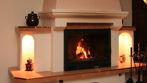 Una chimenea con repisa, un certificado enmarcado en la pared y una chimada.