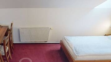 Kamar Standar | 1 kamar tidur, brankas, meja kerja, dan setrika/meja setrika