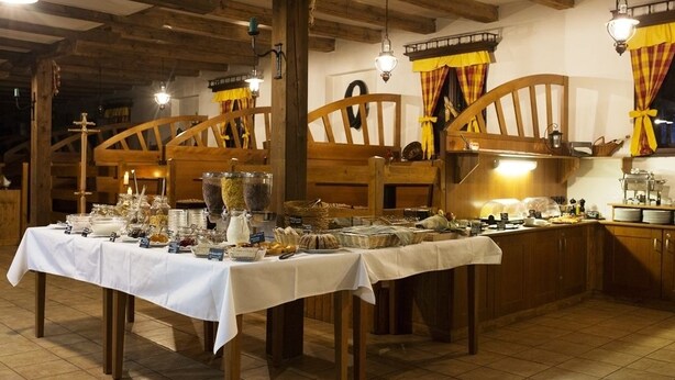 Montaje de bufé con diversos alimentos y un interior rústico de madera.