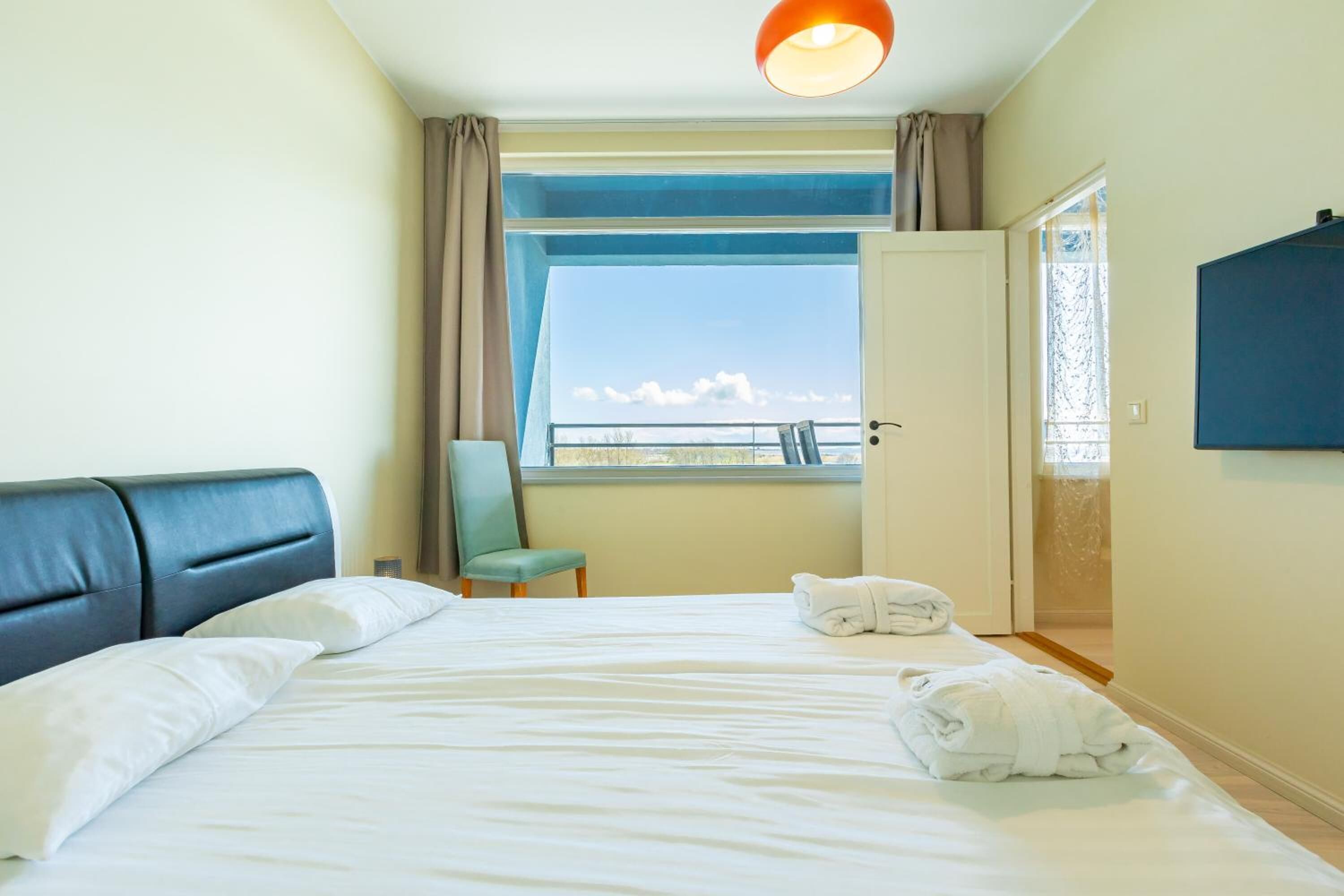 办公桌、婴儿床、免费 WiFi、床单