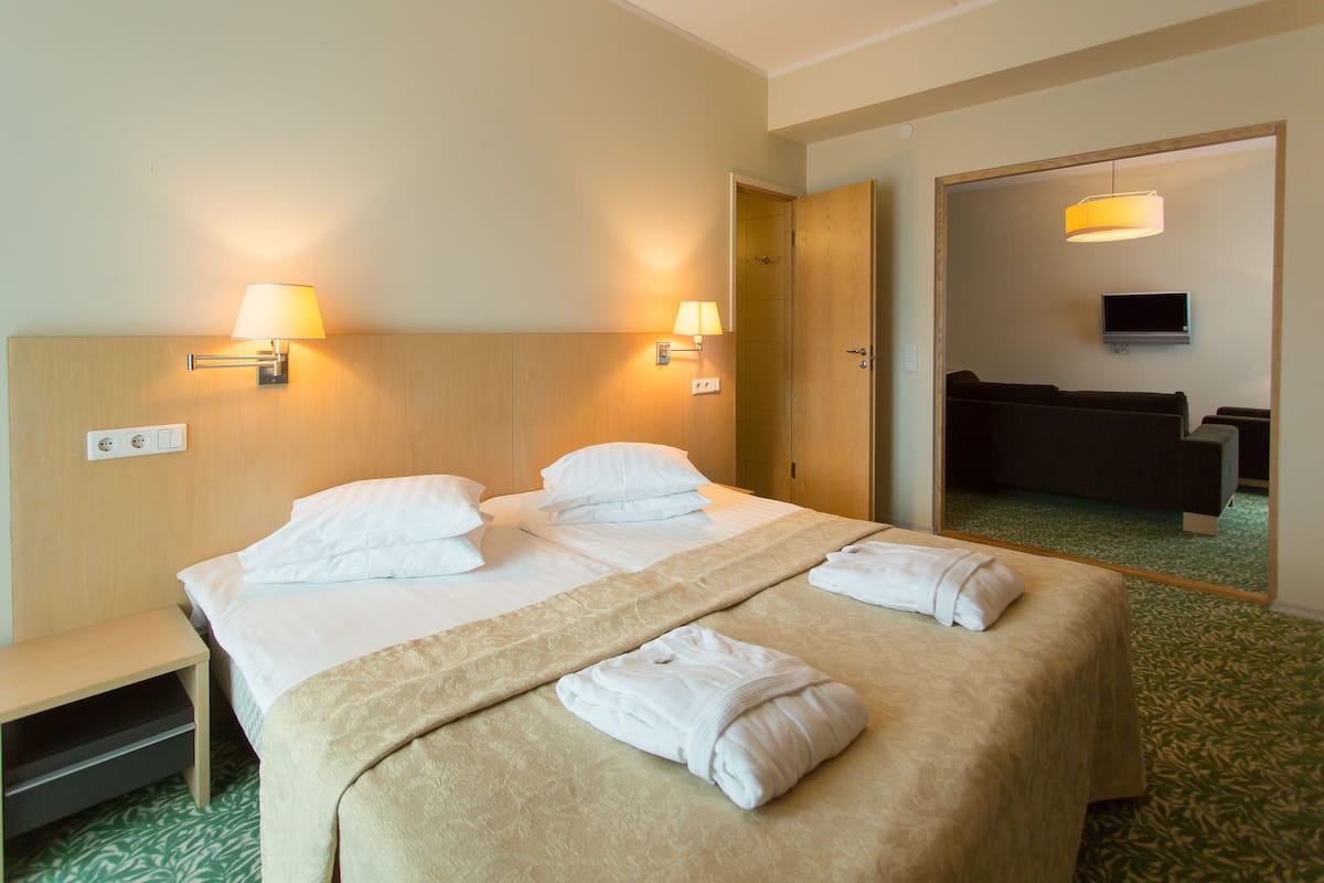 Suite supérieure, sauna | Bureau, lit de bébé (supplément), accès au Wi-Fi (inclus)