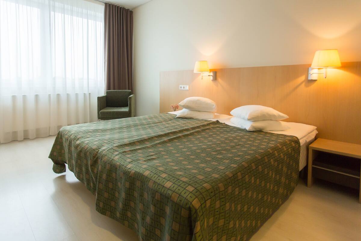 Chambre supérieure double ou avec lits jumeaux | Bureau, lit de bébé (supplément), accès au Wi-Fi (inclus)