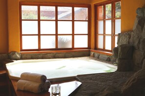 美甲與護足、按摩服務