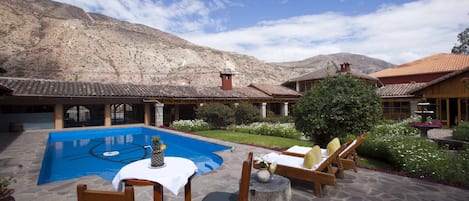 季節限定屋外プール、営業時間 7:00 ~ 16:30、プール パラソル