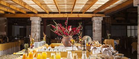 Bao gồm bữa sáng đầy đủ hàng ngày