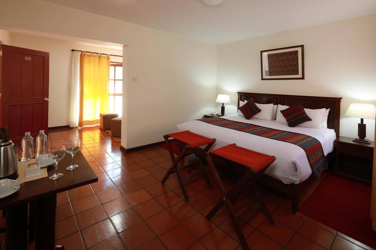 Minibar, coffre-fort, accès au Wi-Fi (inclus), literie fournie