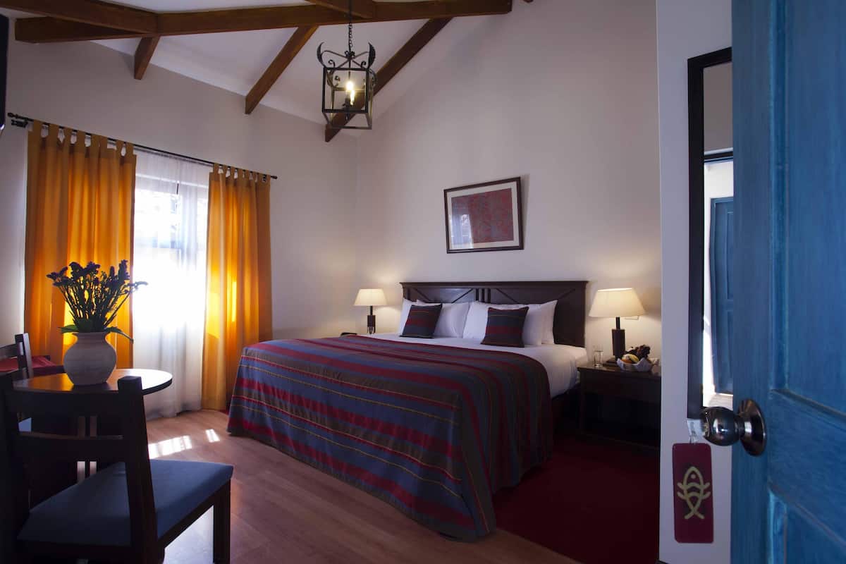 Een minibar, een kluis op de kamer, gratis wifi, beddengoed