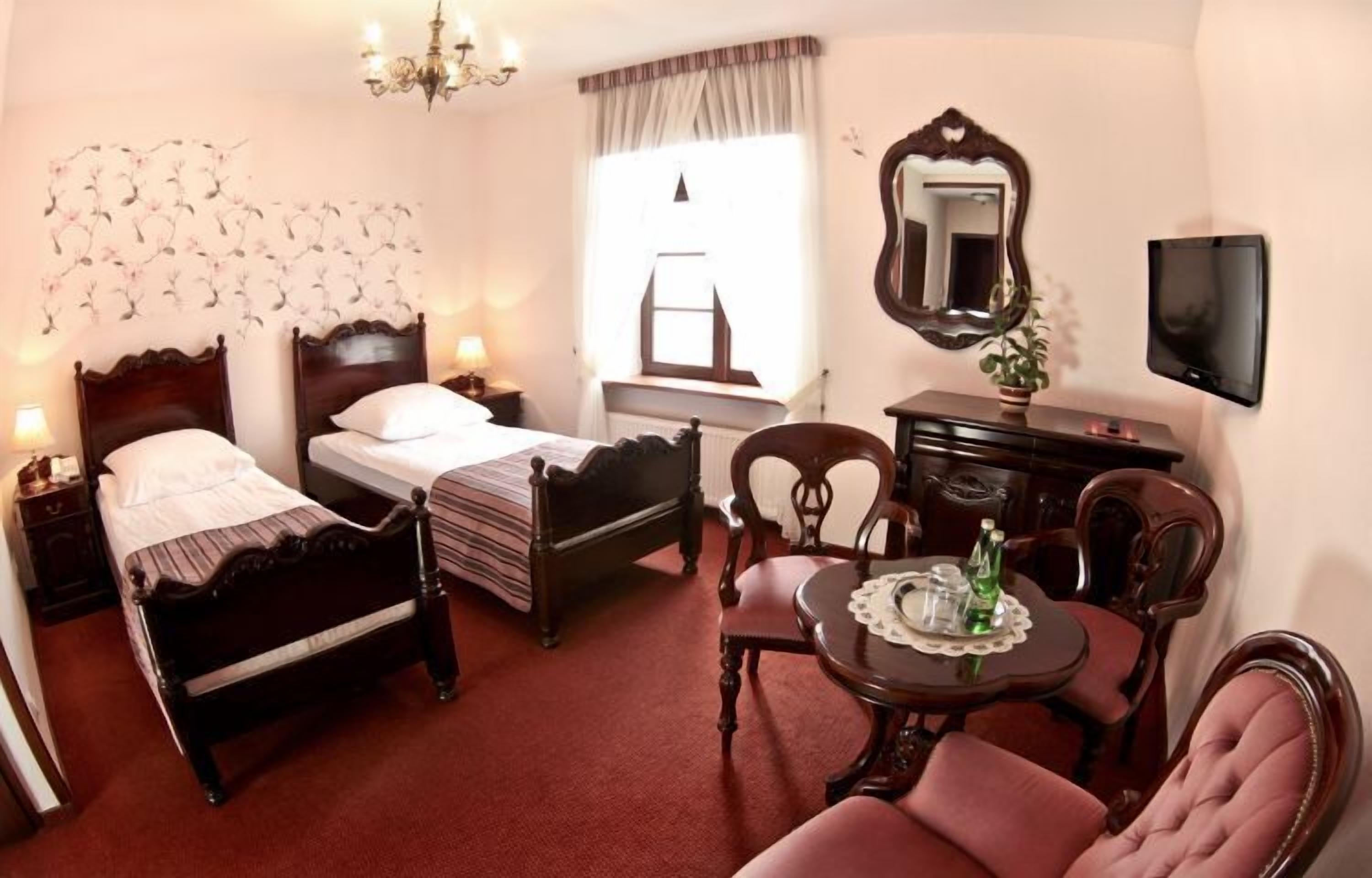 standard room, 2 single beds | in-room safe, cots/infant beds, rollaway beds, free wifi