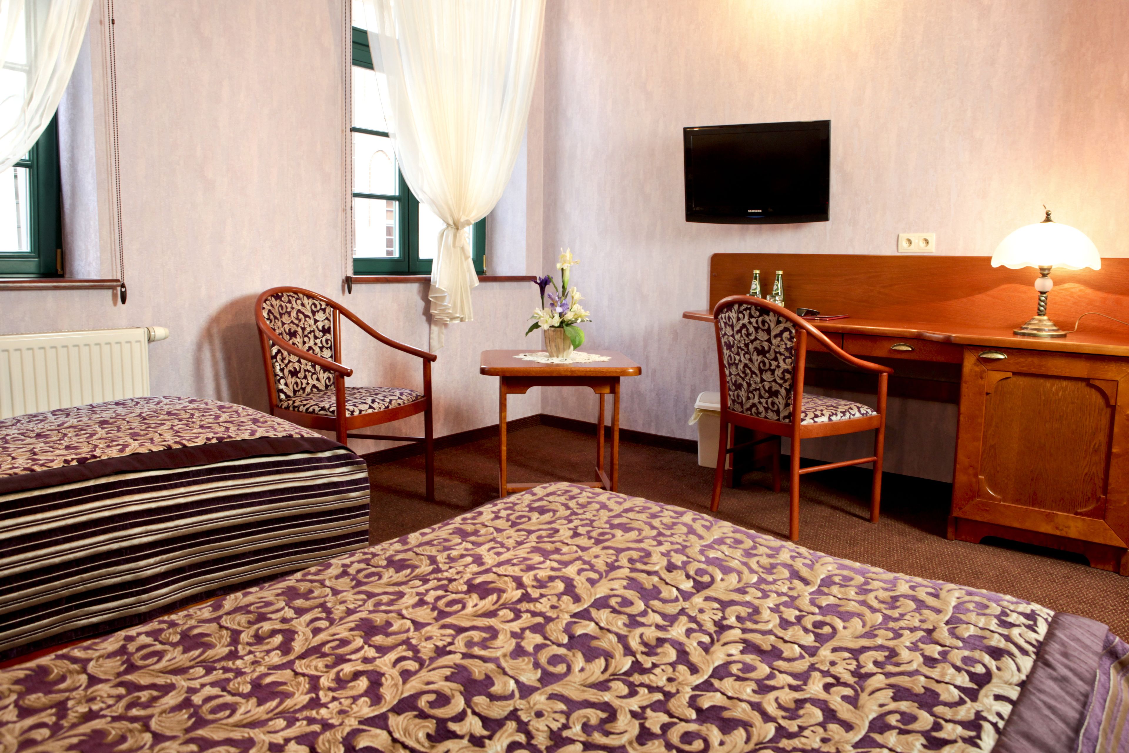 standard room, 2 single beds | living area | flat-screen tv