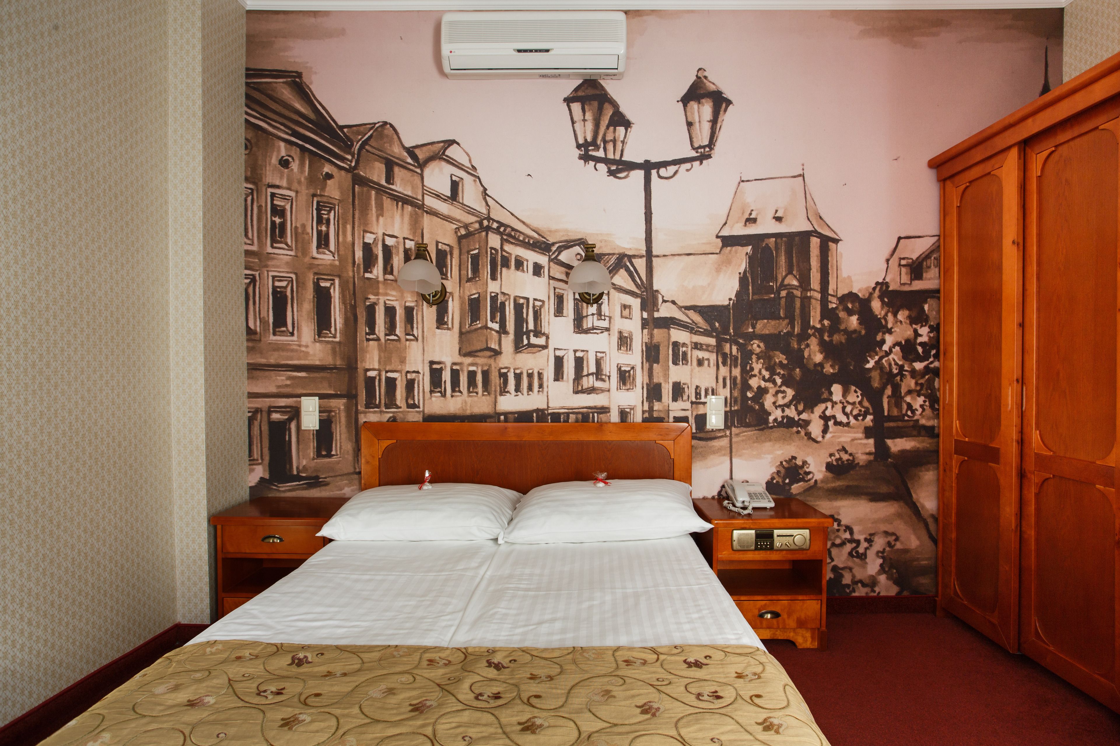 double room | in-room safe, cots/infant beds, rollaway beds, free wifi