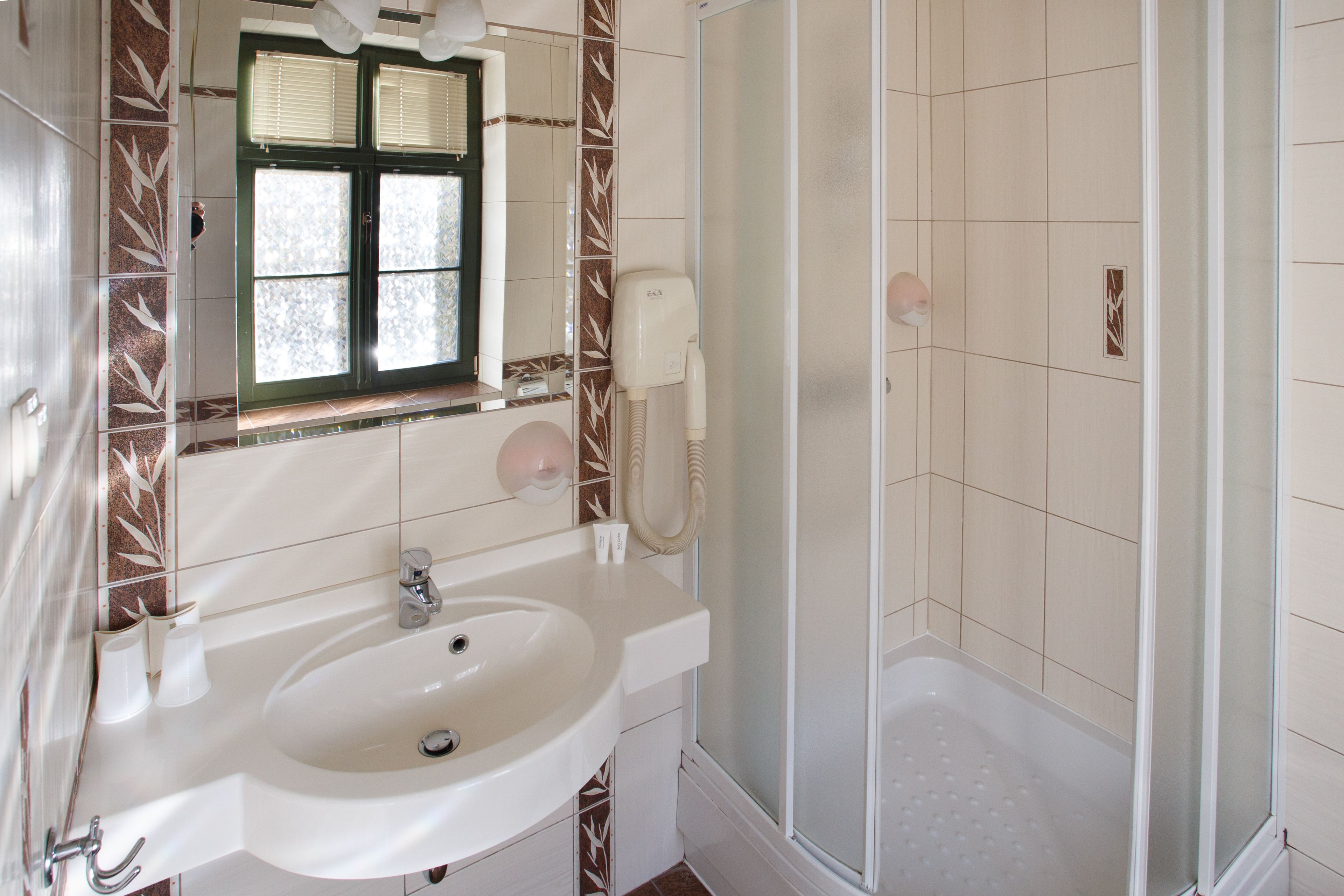 standard room, 2 single beds | bathroom | free toiletries, hair dryer, towels