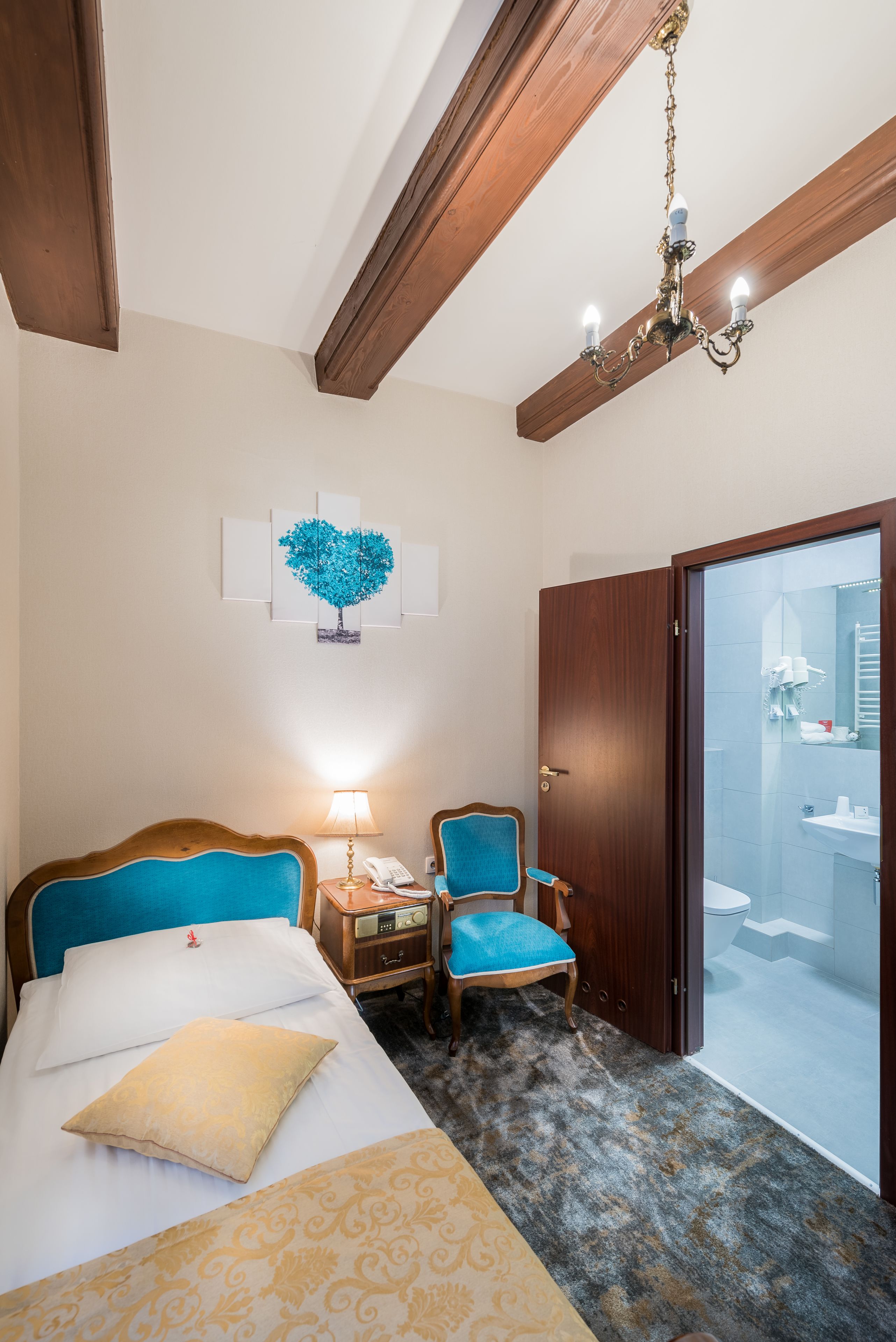 single room | in-room safe, cots/infant beds, rollaway beds, free wifi