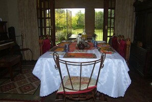 Dining - African Silhouette Guesthouse (Benoni)