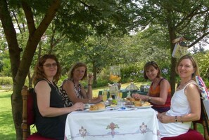 Outdoor dining - African Silhouette Guesthouse (Benoni)